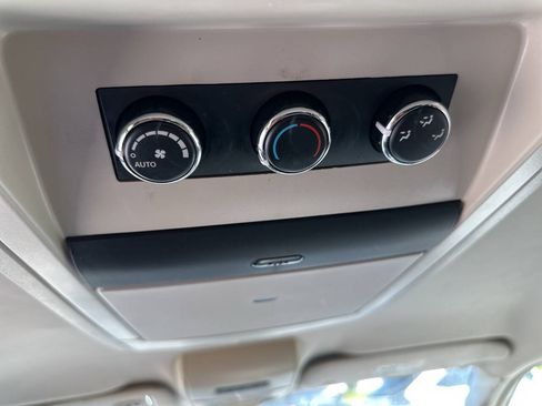 Used 2015 Chrysler Town & Country Touring FWD image 14