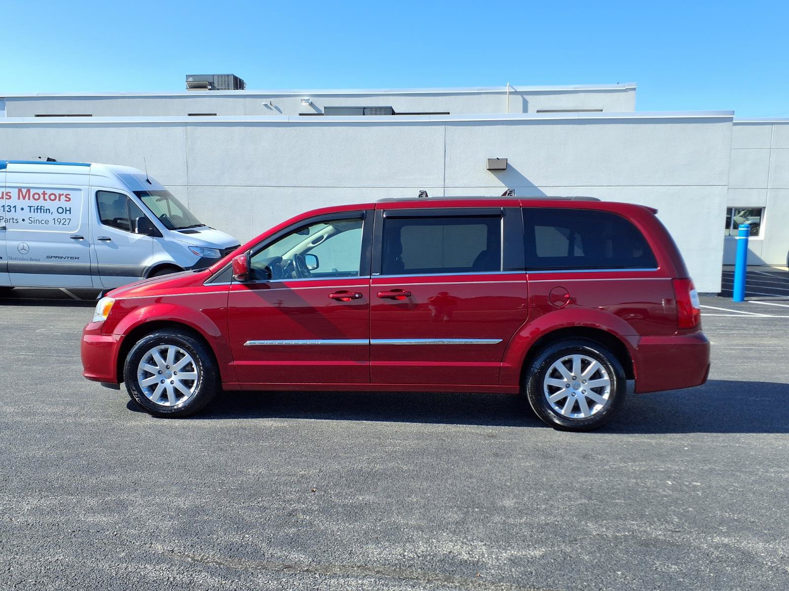 Used 2014 Chrysler Town & Country Touring FWD image 8
