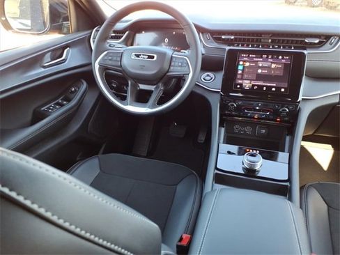 New 2025 Jeep Grand Cherokee Altitude image 4