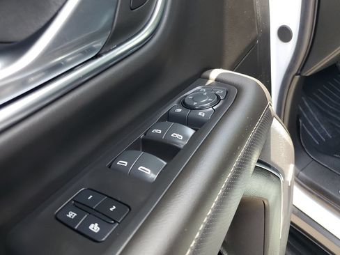 Used 2024 GMC Yukon SLT w/ SLT Luxury Package RWD image 17