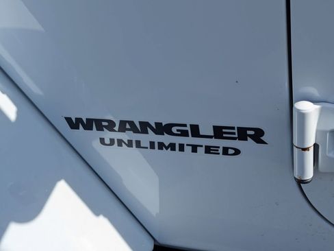 Used 2015 Jeep Wrangler Unlimited Sahara AWD/4WD image 14
