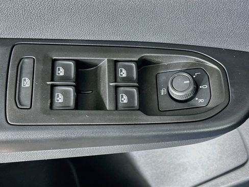 Used 2023 Volkswagen Taos SE w/ Panoramic Sunroof Package FWD image 15