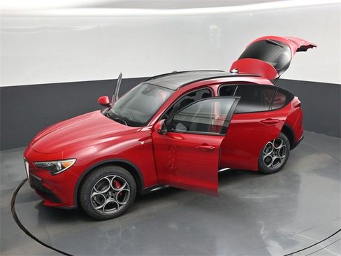 Used 2022 Alfa Romeo Stelvio Ti image 76