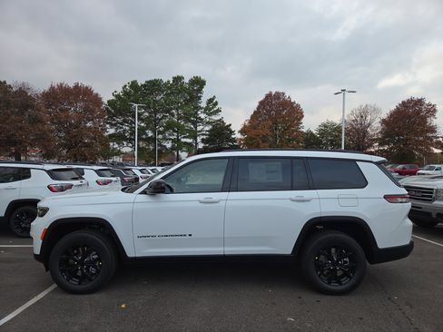 New 2025 Jeep Grand Cherokee L Altitude image 2