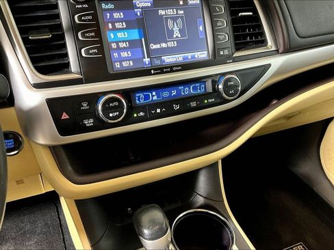 Used 2016 Toyota Highlander XLE image 24
