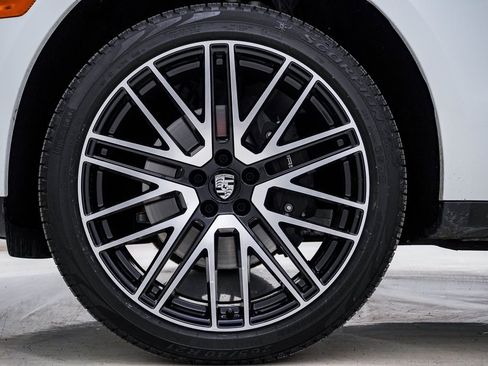 Certified 2025 Porsche Macan image 13