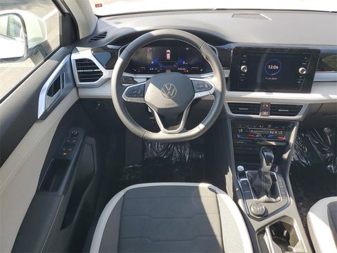 New 2026 Volkswagen Taos SE image 15