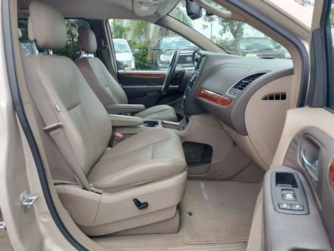 Used 2014 Chrysler Town & Country Touring-L w/ Driver Convenience Group FWD image 17