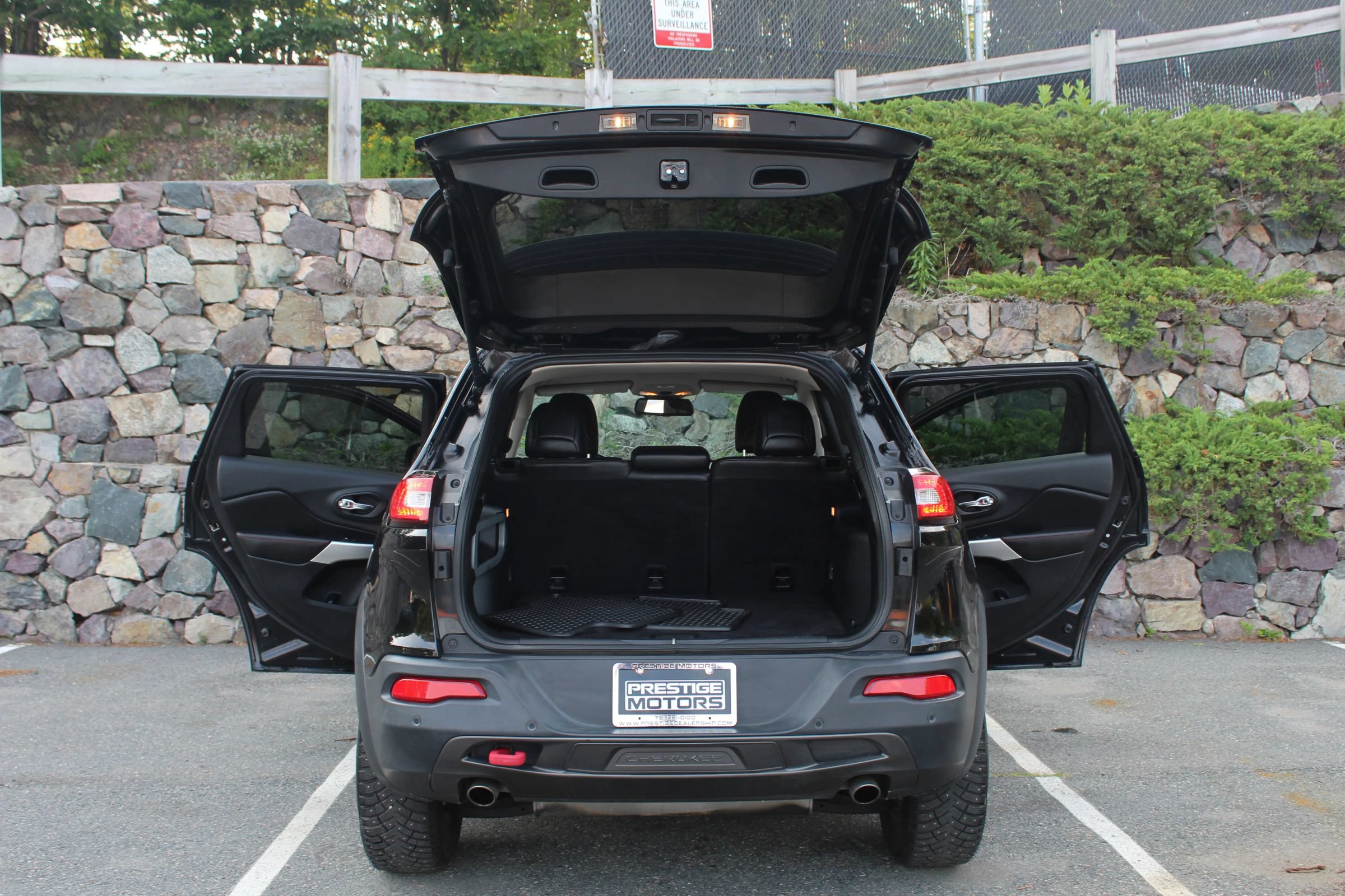 Used 2018 Jeep Cherokee Trailhawk AWD/4WD image 10