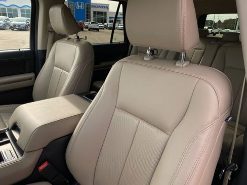 Used 2022 Ford Expedition XLT image 13