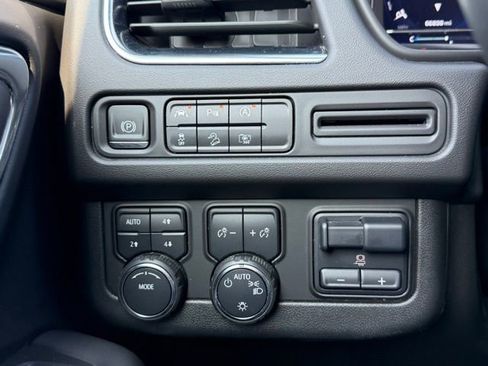 Used 2024 Chevrolet Suburban Z71 w/ Luxury Package image 34