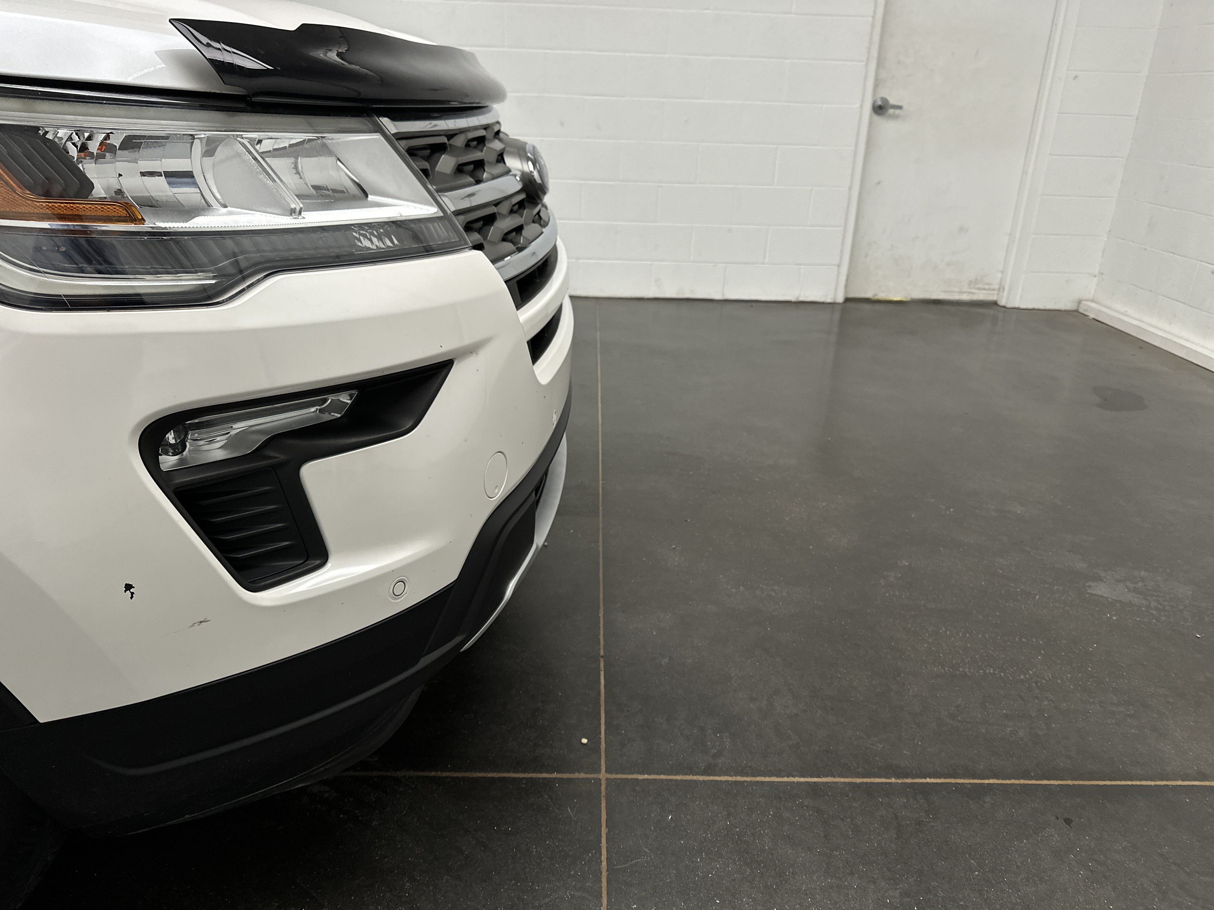 Used 2018 Ford Explorer XLT w/ Equipment Group 202A AWD/4WD image 2