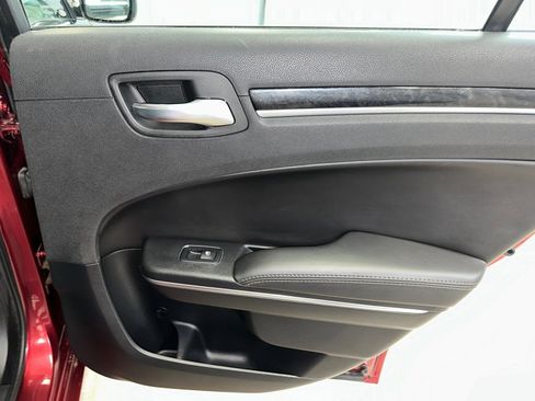 Used 2018 Chrysler 300 Limited image 25