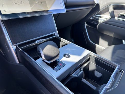 New 2025 Land Rover Range Rover Long Wheelbase SE image 14