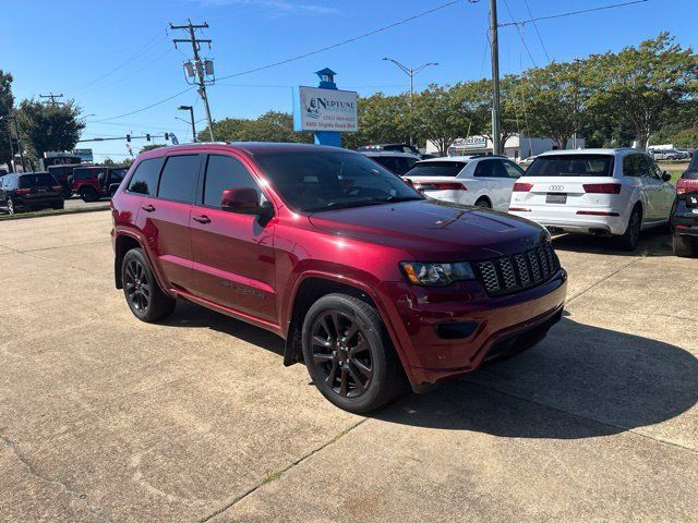 Used 2017 Jeep Grand Cherokee Altitude AWD/4WD image 3