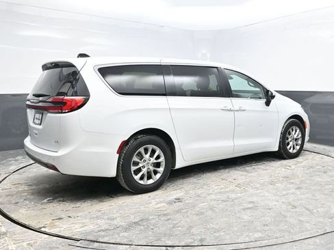 Used 2023 Chrysler Pacifica Touring-L image 7