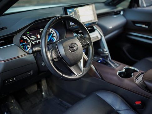 Used 2022 Toyota Venza XLE image 19