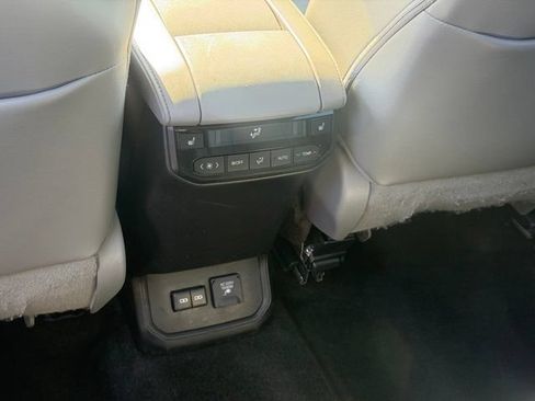 Used 2023 Toyota Highlander Platinum AWD/4WD image 17