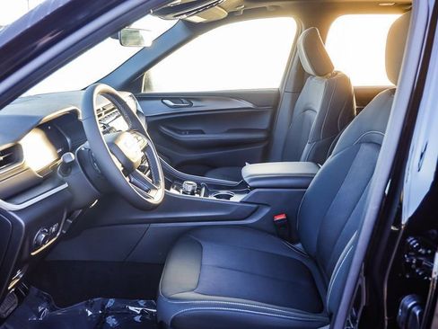 New 2025 Jeep Grand Cherokee Laredo X w/ Luxury Tech Group I image 19