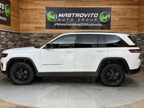 Used 2025 Jeep Grand Cherokee Altitude AWD/4WD image 10