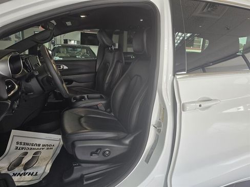 Used 2025 Chrysler Pacifica Select FWD image 10