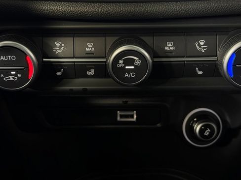 Used 2025 Alfa Romeo Giulia w/ Driving Assist Package RWD image 18