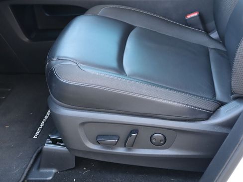 Used 2024 Nissan Pathfinder SL w/ SL Premium Package FWD image 16