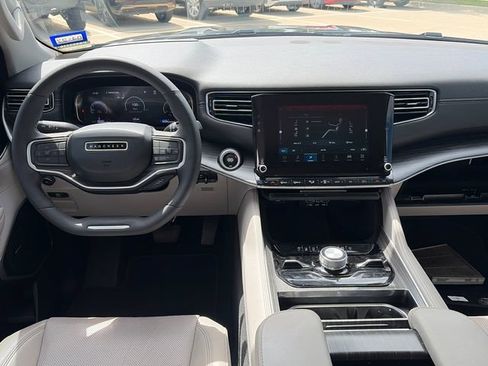 Certified 2023 Jeep Wagoneer Series III w/ Convenience Group I AWD/4WD image 13