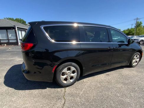Used 2017 Chrysler Pacifica LX w/ Tire & Wheel Group FWD image 8