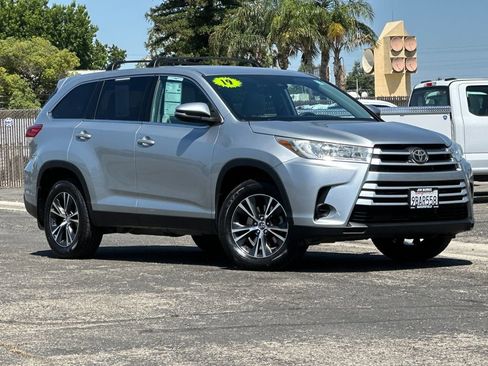 Used 2019 Toyota Highlander LE FWD image 1