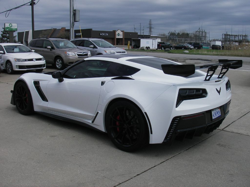 Used 2016 Chevrolet Corvette Z06 w/ 3LZ Preferred Equipment Group RWD image 9