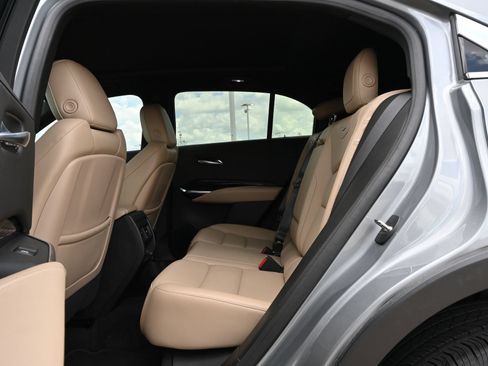 Used 2024 Cadillac XT4 Luxury w/ Cold Weather Package FWD image 21