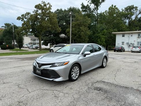Used 2018 Toyota Camry LE FWD image 3