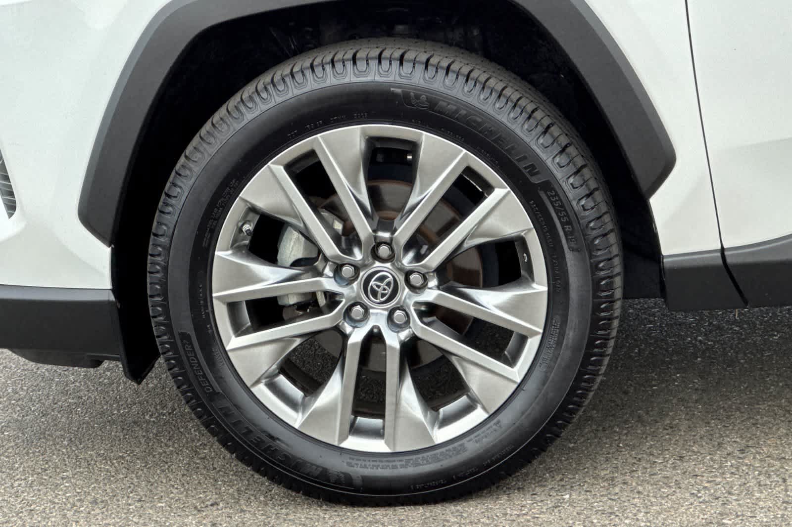 Used 2019 Toyota RAV4 XLE Premium FWD image 31
