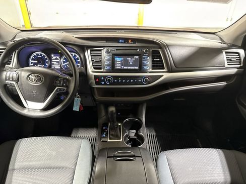 Used 2019 Toyota Highlander LE image 10