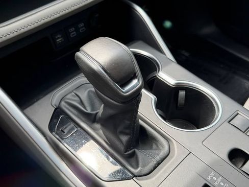 Used 2024 Toyota Highlander LE FWD image 27