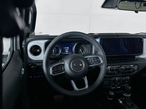 Used 2025 Jeep Wrangler Sahara image 17