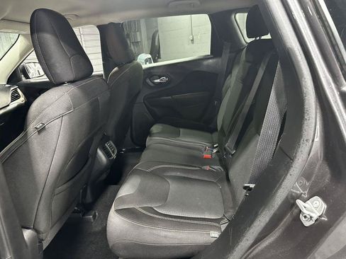 Used 2015 Jeep Cherokee Latitude FWD image 27