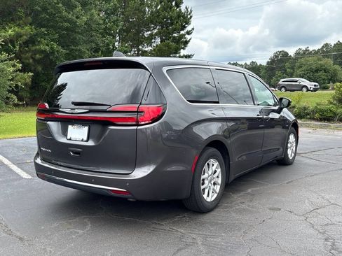 Used 2023 Chrysler Pacifica Touring-L FWD image 23