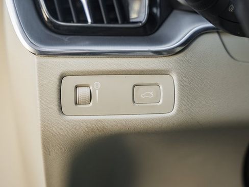 Used 2018 Volvo XC60 T6 Momentum w/ Convenience Package image 37