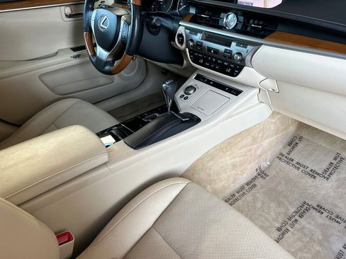 Used 2013 Lexus ES 300h w/ Luxury Pkg image 18