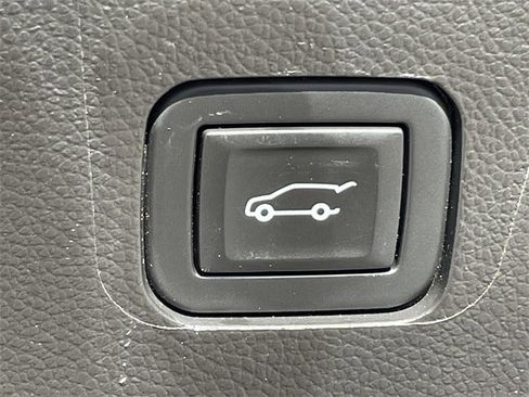 Used 2021 Chevrolet Traverse LT image 31