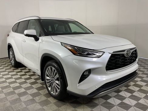 New 2026 Toyota Highlander Platinum AWD/4WD image 1
