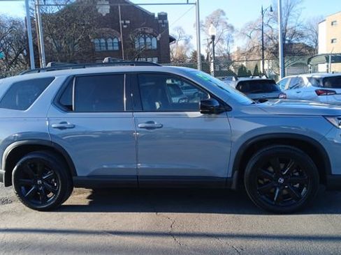 Used 2025 Honda Pilot Black Edition image 2