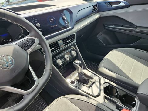Used 2024 Volkswagen Taos SE w/ Panoramic Sunroof Package FWD image 8