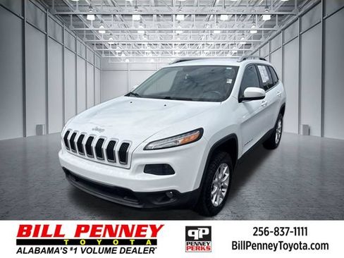 Used 2016 Jeep Cherokee Latitude w/ Cold Weather Group AWD/4WD image 1