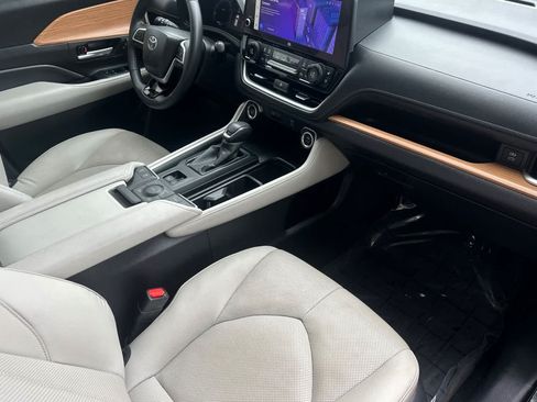 Used 2025 Toyota Grand Highlander AWD image 17