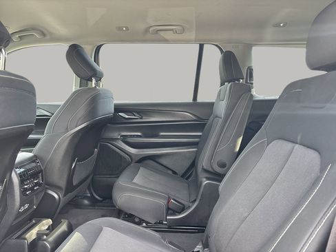 Used 2023 Jeep Grand Cherokee L Laredo image 16