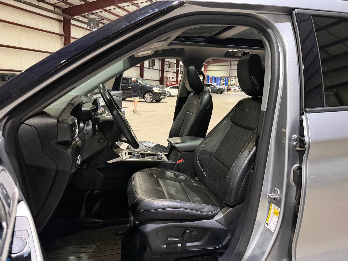 Used 2022 Ford Explorer Limited w/ Equipment Group 301A AWD/4WD image 14