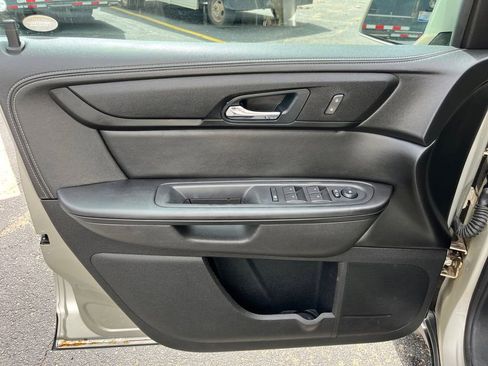 Used 2016 Chevrolet Traverse LT w/ Style and Technology Package FWD image 18